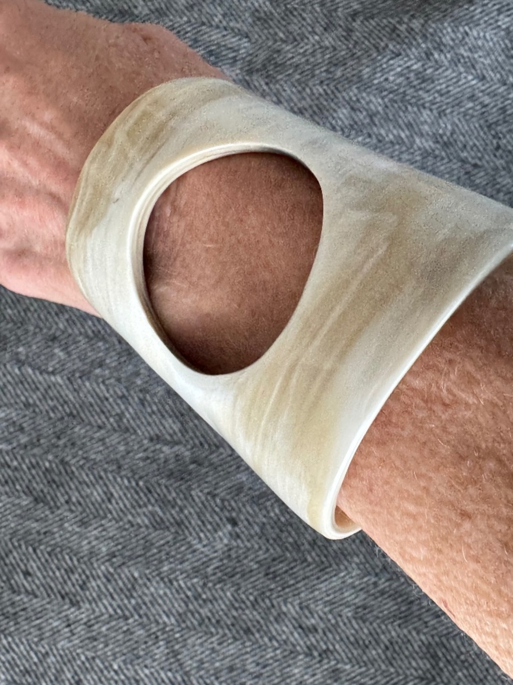 (NWOT) ANKOLE, BUFFALO HORN CUFF IN CREAMY TONES, WITH ARTISTIC ROUND CUTOUT - Picture 3 of 7